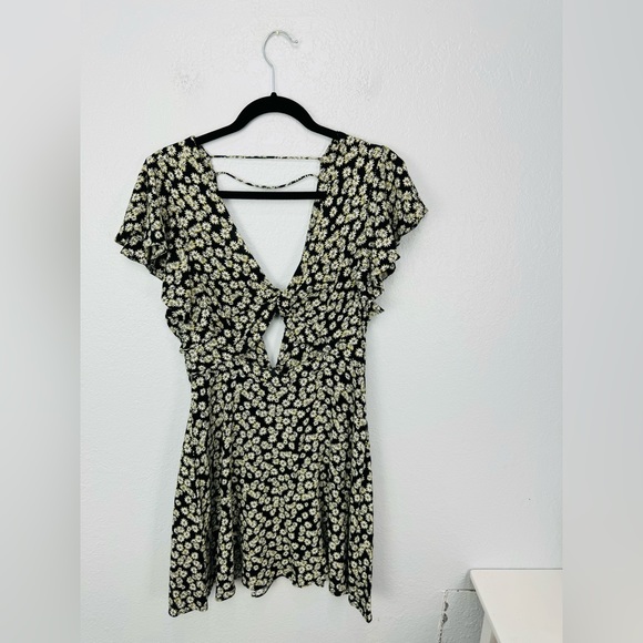 Free People Daisy Print Cutout Front Twist Flutter Sleeve Mini Dress w Open Back - Picture 2 of 9